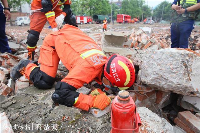 跨区域地震救援拉练极速上演看消防员废墟下救人