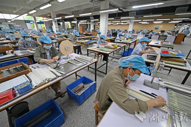 5月6日,宜昌市猇亭区的兴勤电子有限公司生产车间内,宽大的生产车间内