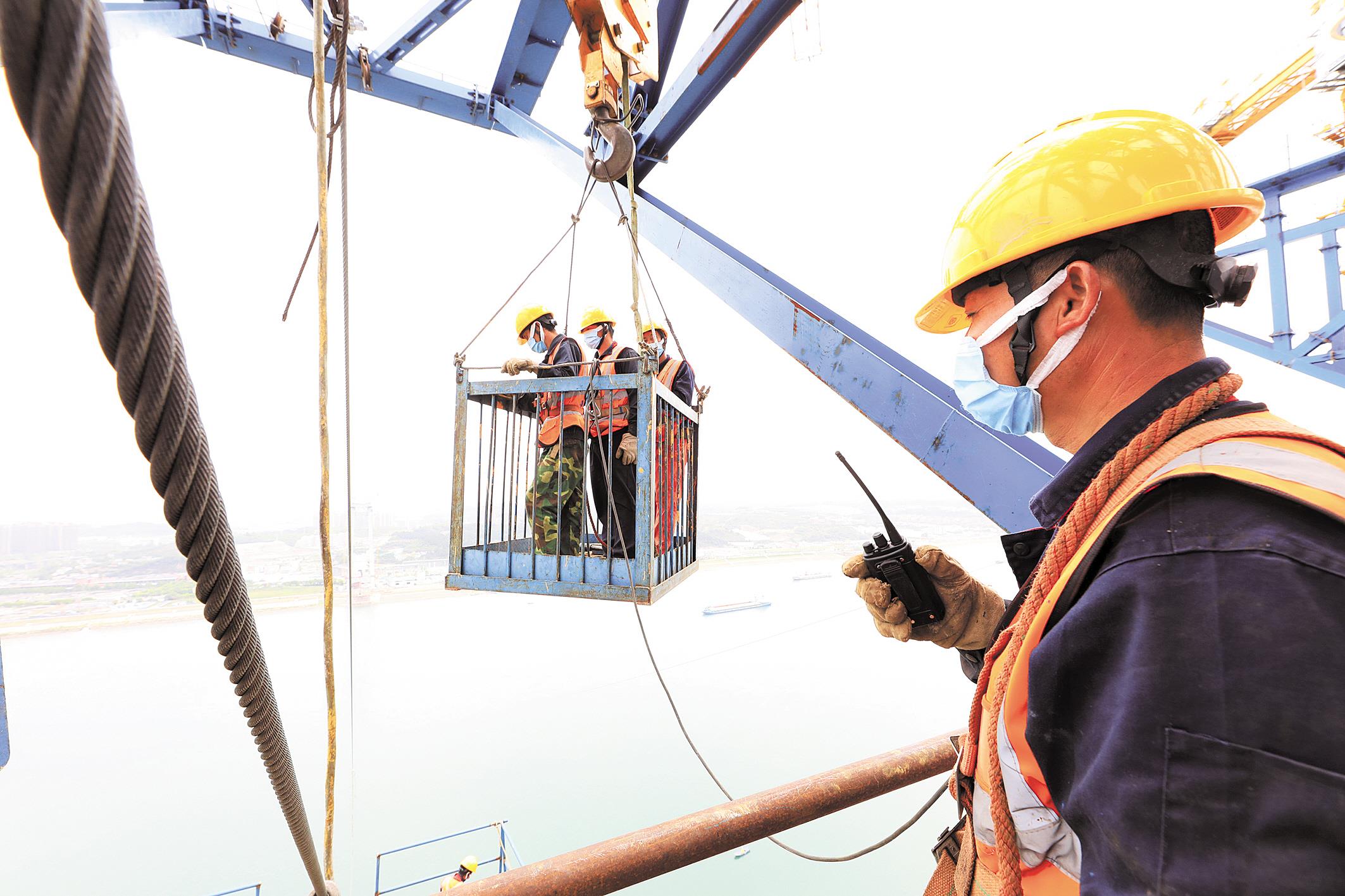 5月11日,由中交二航局承建的宜昌伍家岗长江大桥南岸首根猫道托架承重