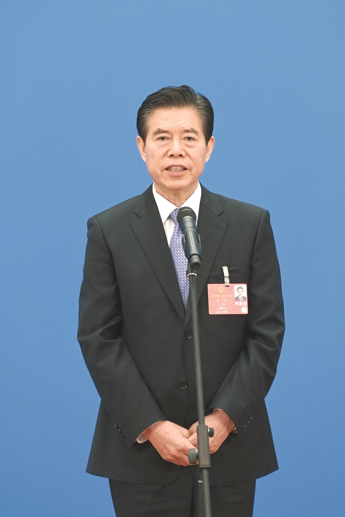 商务部部长钟山在第二场"部长通道"上表示  聪明的外商一定不会放弃