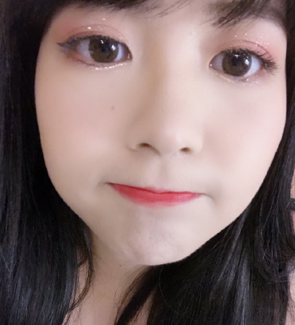 赖美云晒自拍秀果汁妆容表情软萌可爱