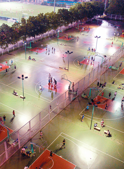 夜幕下,塔子湖体育中心的数十个网球场,足球场和篮球场上,众多市民前