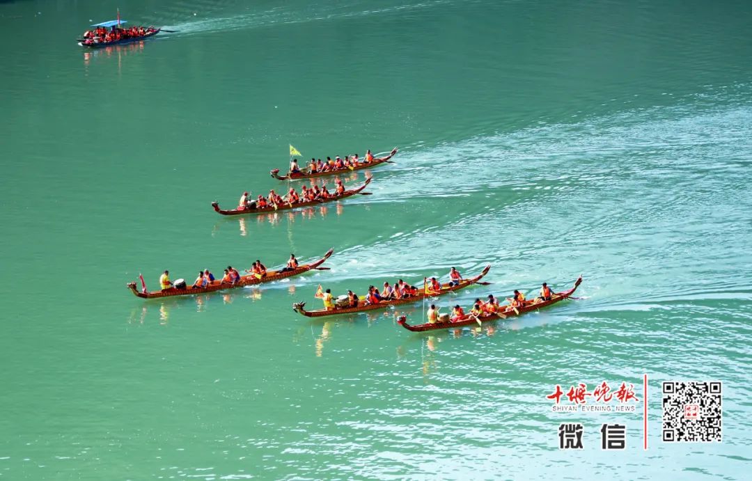 千年龙船会十堰郧阳汉江边赛龙舟