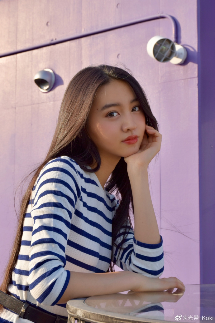 木村光希穿条纹衫拍美照长发飘逸眼神清澈