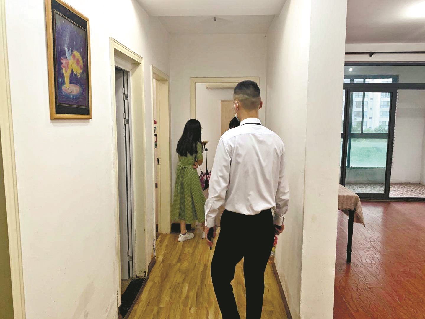 房产中介人员带人看房楚天都市报讯(记者朱泽)武汉全面复苏两个月来