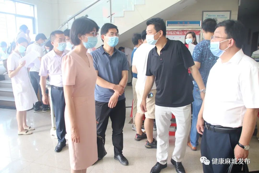 活动中,麻城市副市长段晶来到无偿献血活动现场,亲切看望无偿献血志愿