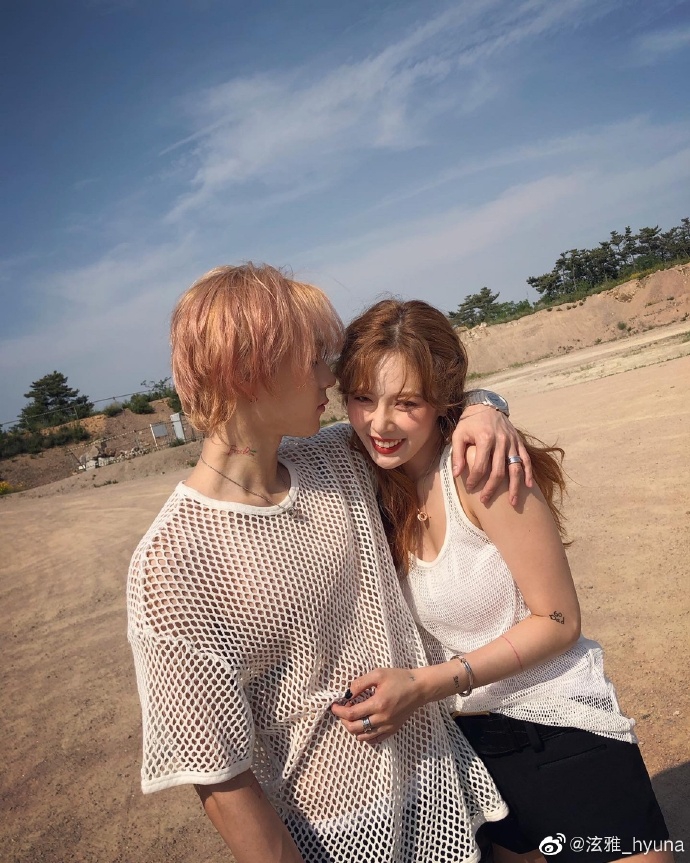 泫雅与男友穿情侣装拍照 甜蜜依偎笑容灿烂