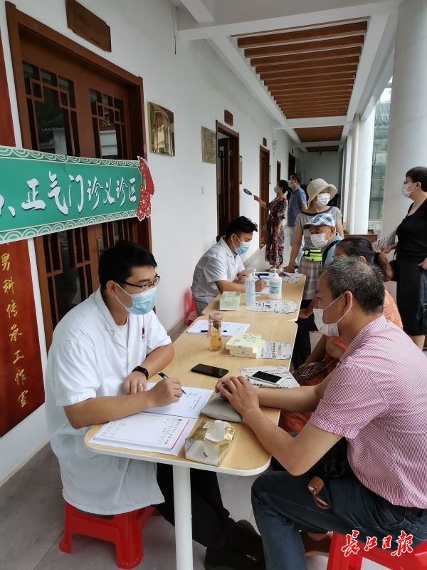 不少市民冒雨前来叶开泰国医馆参加惠民活动