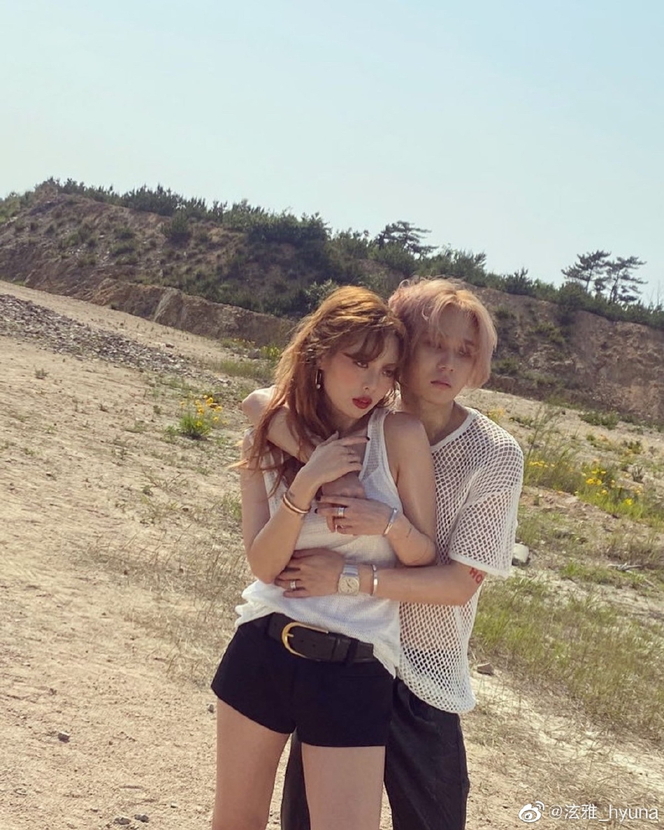 泫雅一连串发好几条微博分享与男友金晓钟的户外恩爱合照,照片中泫雅