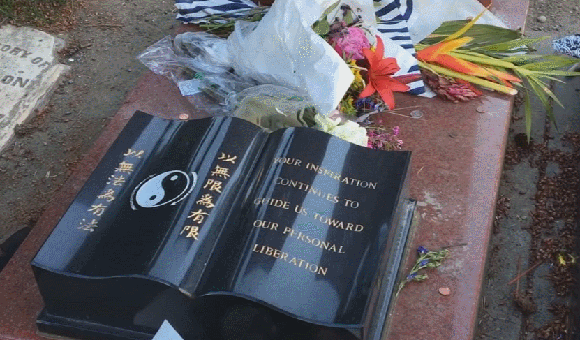 李小龙的墓志铭."你的启迪会继续指引我们走向个人的解放.