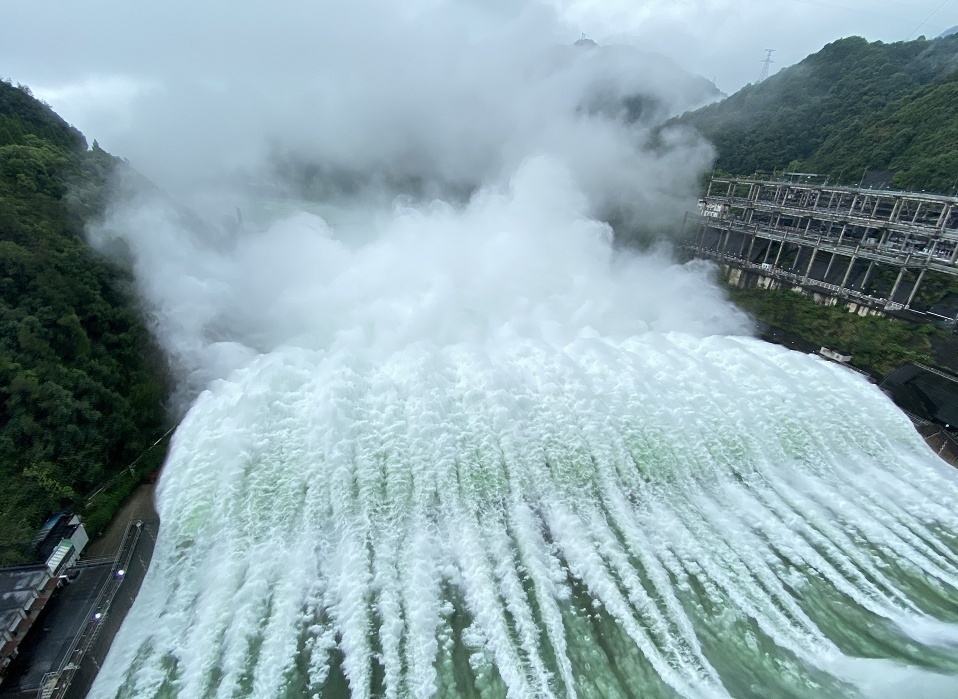 首次開啟9孔正式洩洪這是新安江水庫建成運營61年來據瞭解緩解浙江