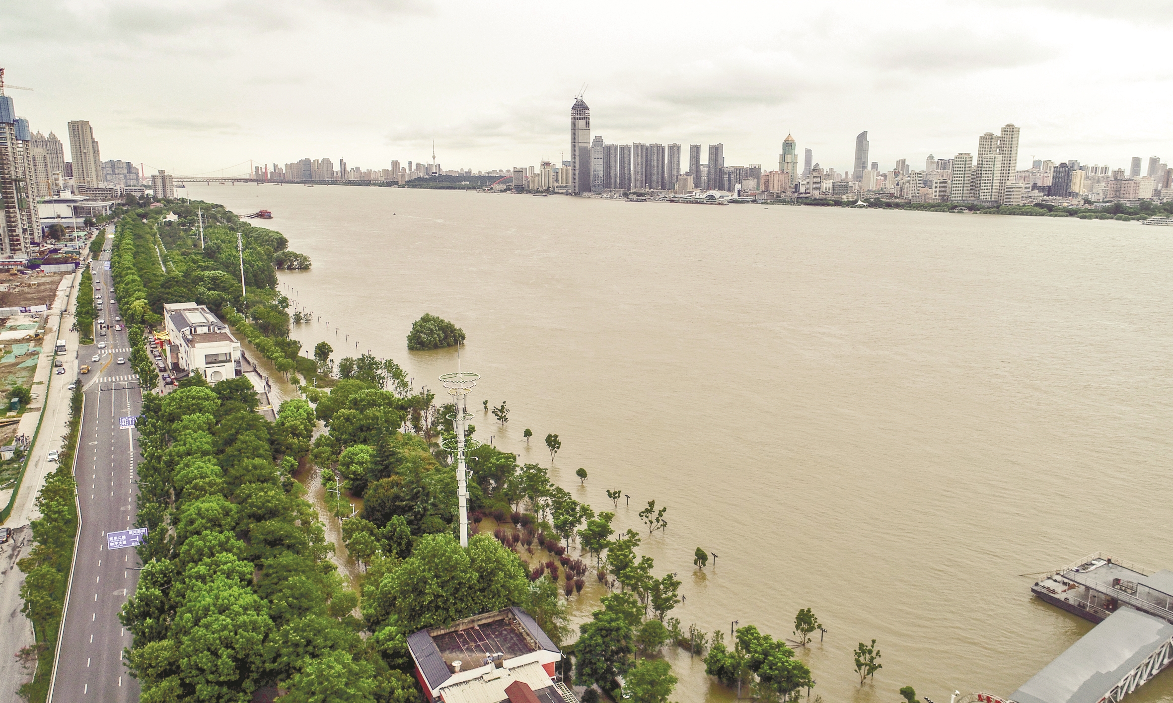 今年长江2号洪峰预计后天到汉暴力梅终结汛情依然严峻