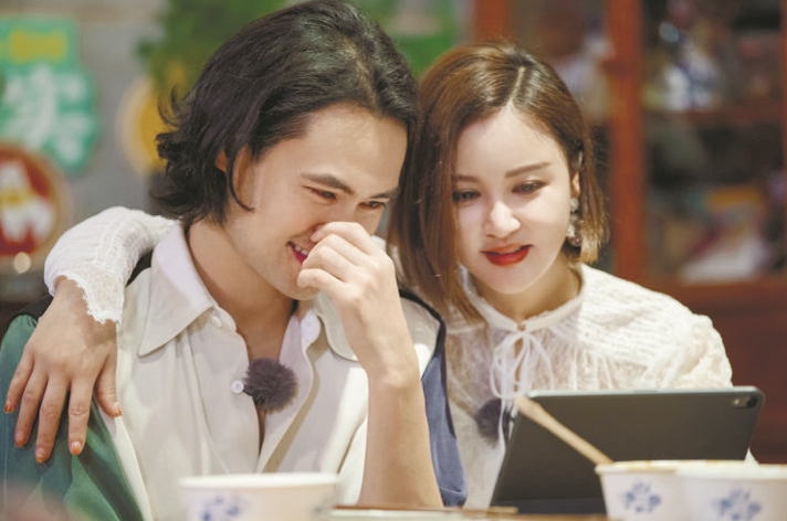 在节目里疯狂互黑也为袁弘回忆武汉味道张歆艺跟我的黑粉结婚很欢乐