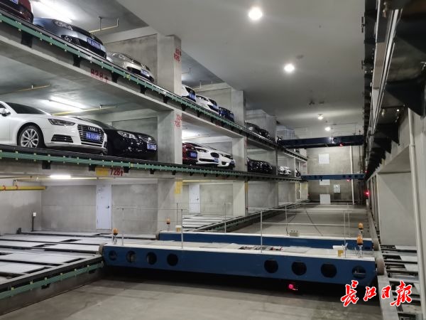小车自己"坐"电梯到地下泊车,六合路"藏"着一座智慧车库