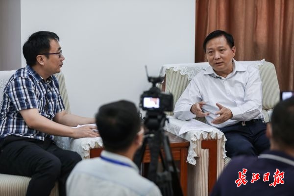 武汉临空港经开区管委会主任,东西湖区委书记杨泽发:对企业实行领导包