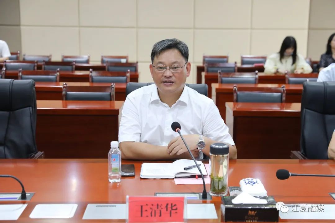 王清华对孙宏斌一行的到来表示欢迎,并简要介绍了江夏区经济社会发展