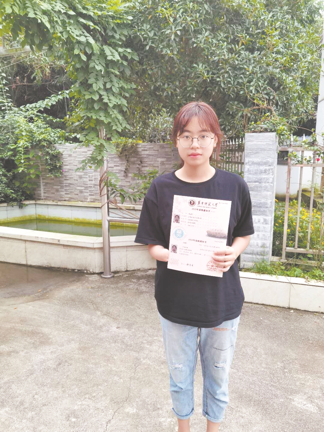 自强不息的事迹和精神,我们非常感动和敬佩……"昨日,四川女孩李欣雨