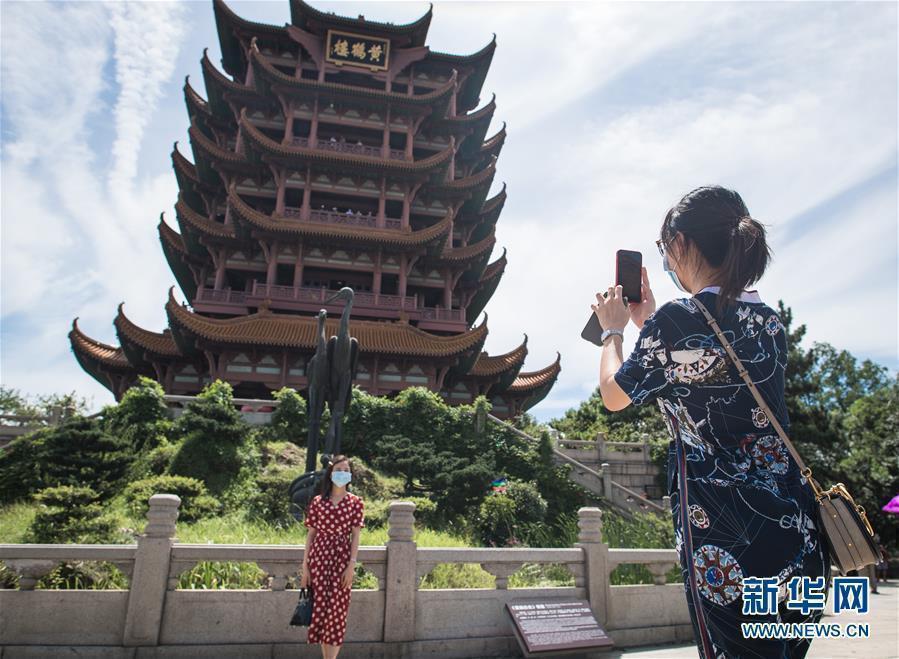 8月7日,導遊在黃鶴樓景區為受邀來湖北旅遊的援鄂醫療隊員講解.