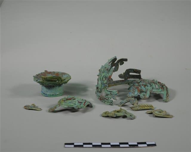 湖北出土青铜文物修复保护记:成堆"脆锅巴"拼出数十条"龙"