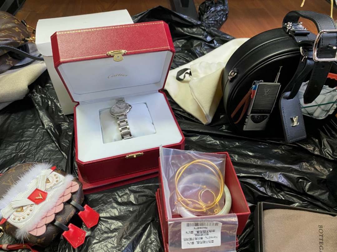 90后出纳侵吞七百万公款 数十件奢侈品被法院拍卖