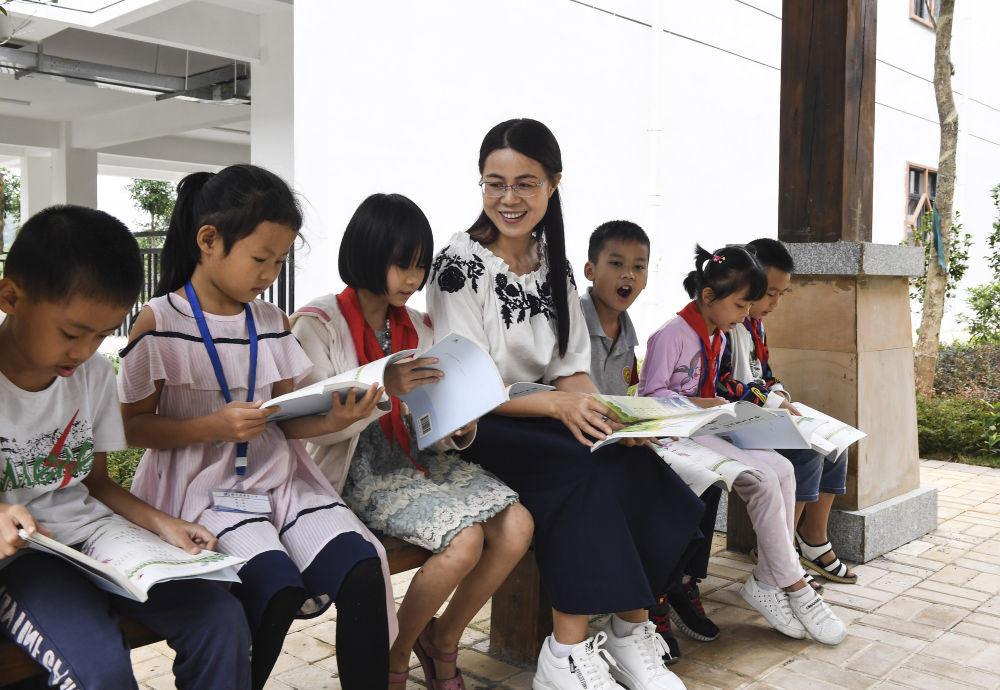 广东的支教老师活跃在教学一线学生多来自易地扶贫搬迁安置区是粤桂