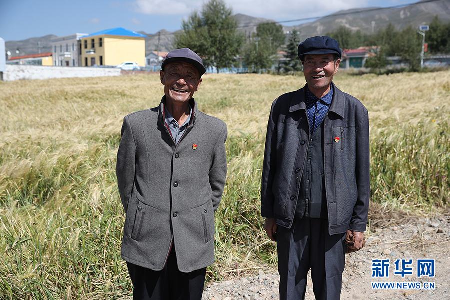 东达村党员徐国才(左一),杨发财接受记者采访,他们也是东达村的致富能