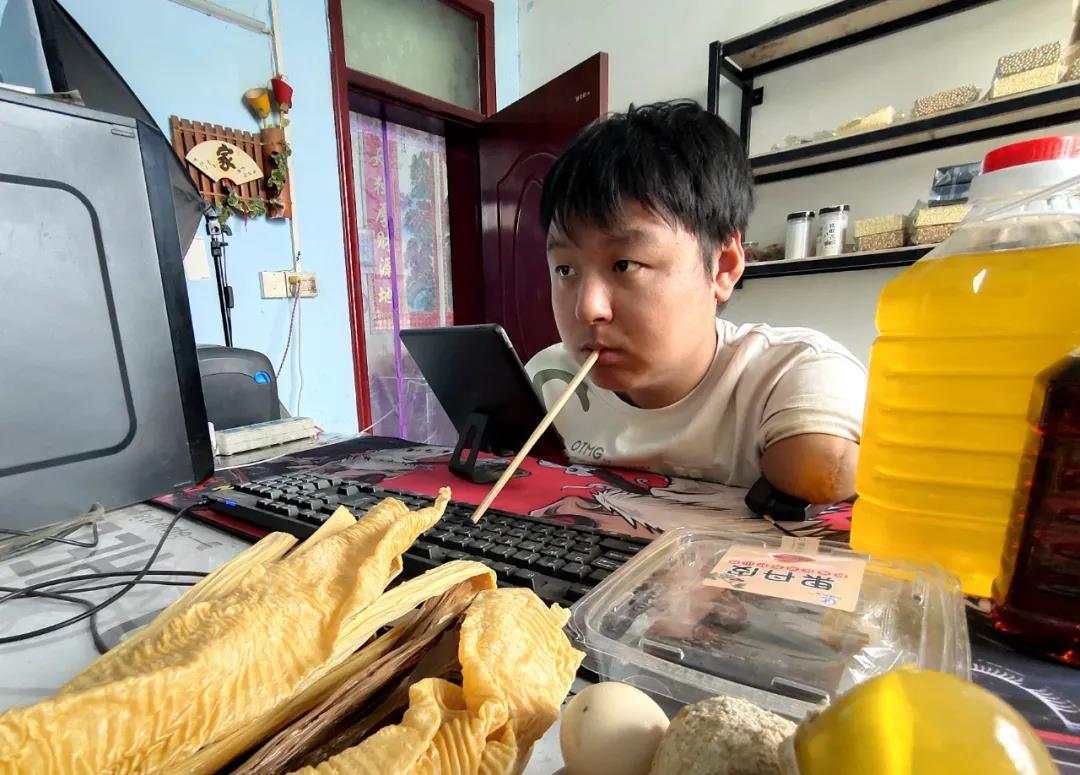 河南无臂小伙直播卖花生:10天完成首单,挣5角钱