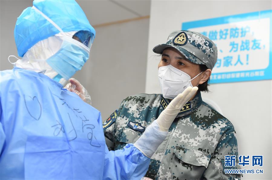 在武汉泰康同济医院,医护人员录入病人信息(3月29日摄).