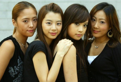 黄正音2002年,与朴秀珍,亚由美,陆慧胜组成组合sugar正式出道,2004年