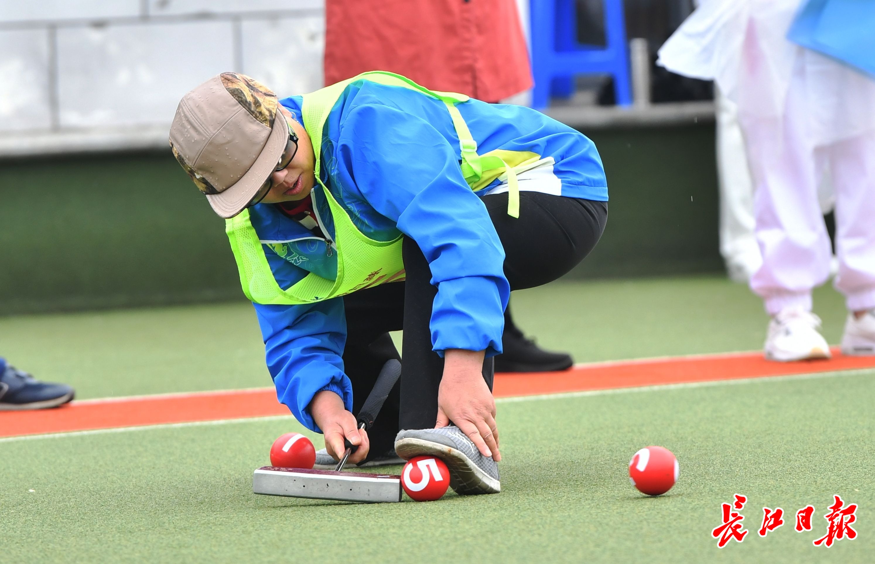门球运动量小,无身体接触,规则简单,轻松有趣,而且可以激发脑力,促进