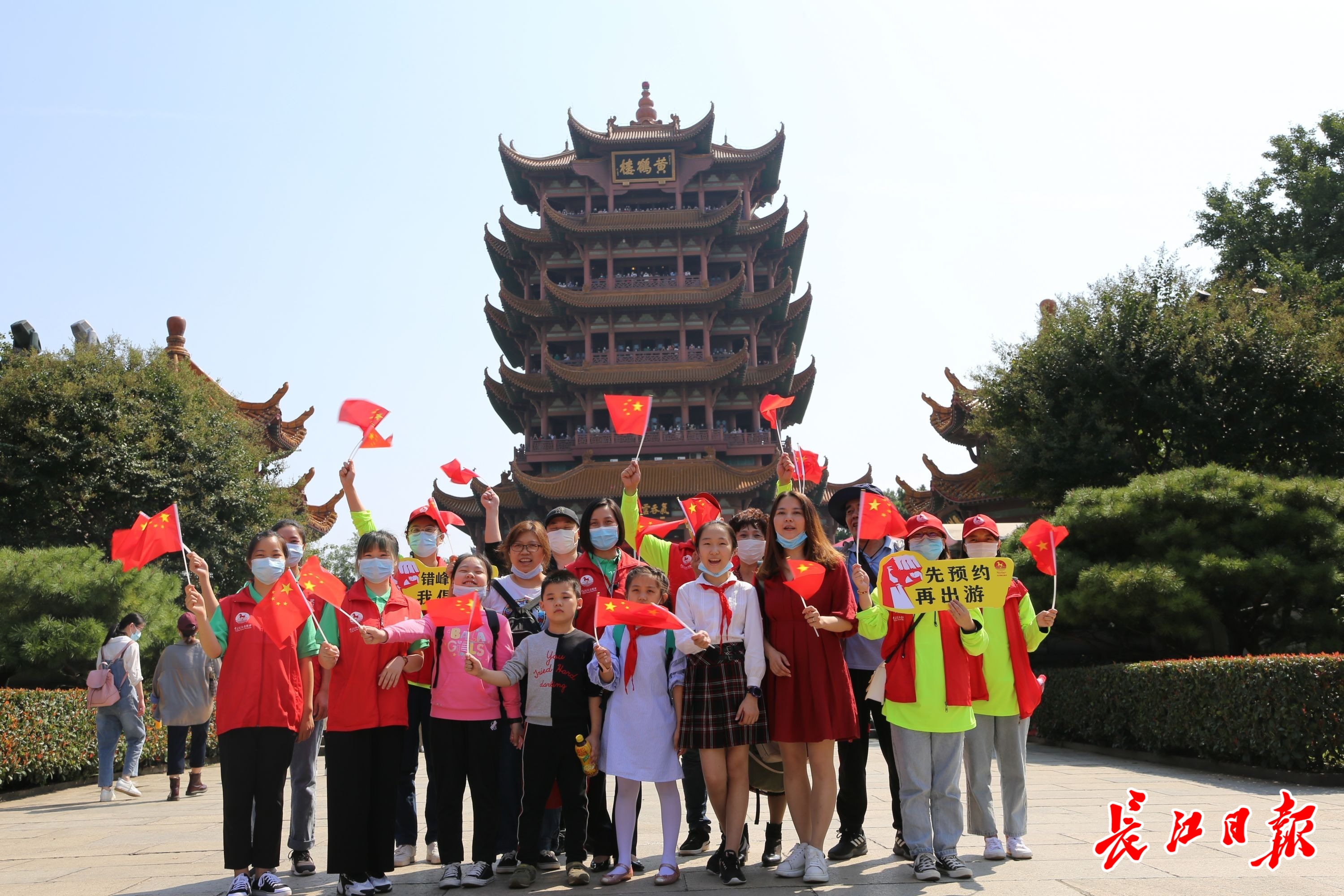 为全国游客送月饼,倡导文明旅游…10月1日上午,武汉文旅志愿者开启