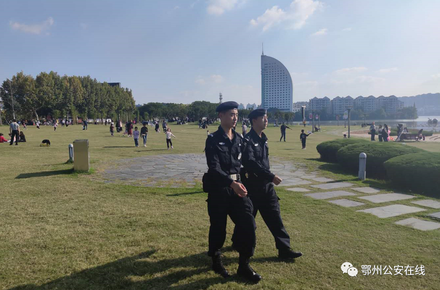 鄂州市公安局巡特警支队四大队每日巡逻过程中坚持以群众满意为最高