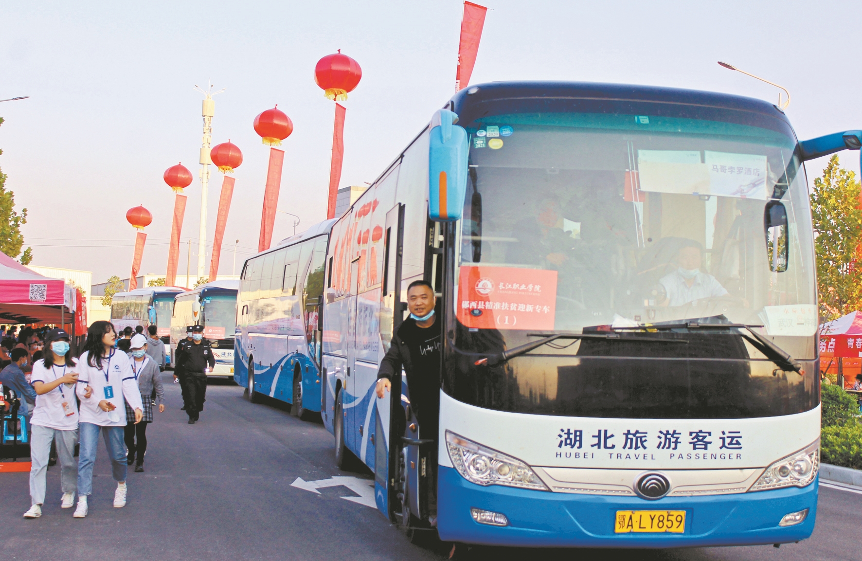 高校迎新車開進縣城接151名新生報到