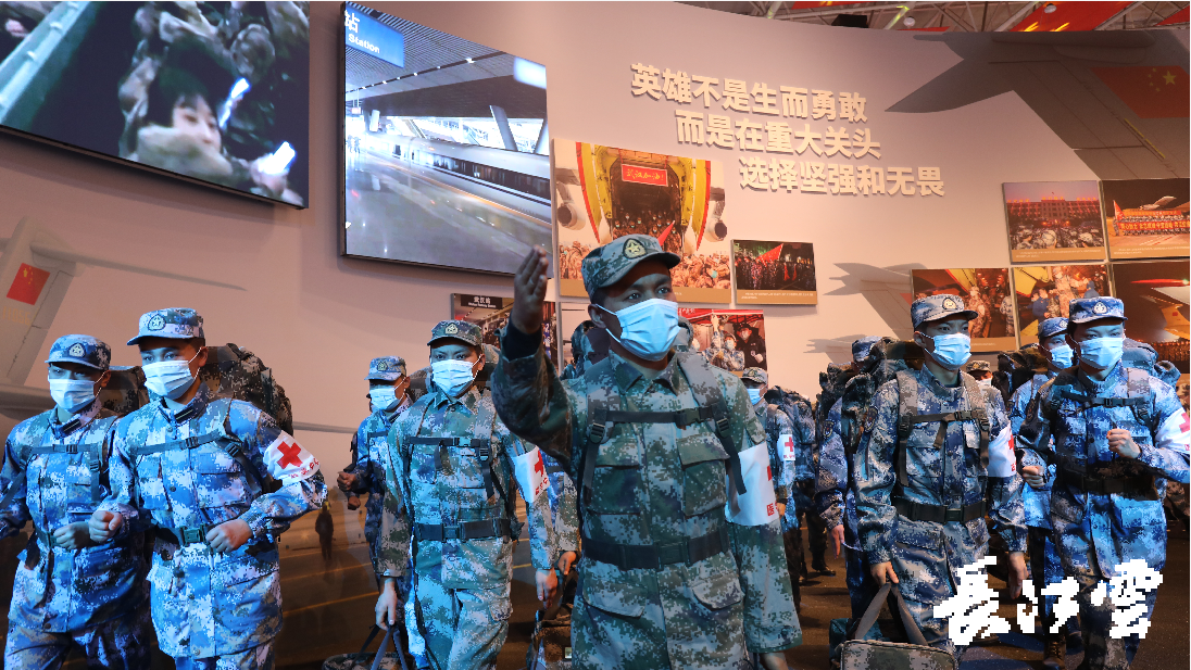 还用"真人"还原了解放军战士逆行出征武汉的动人场景