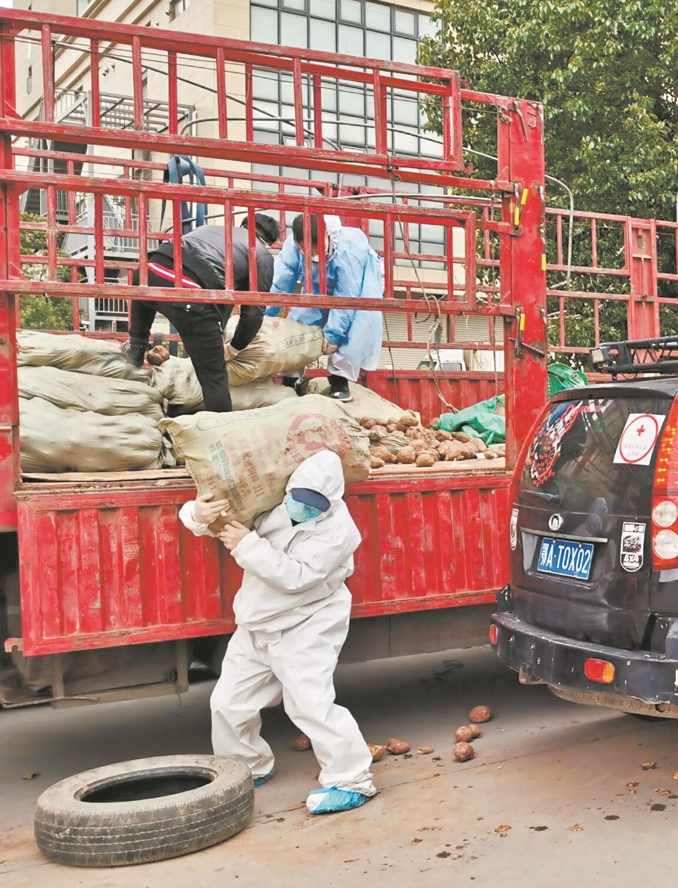 曹志成运送患者时,拍下同伴搬运抗疫物资的场景