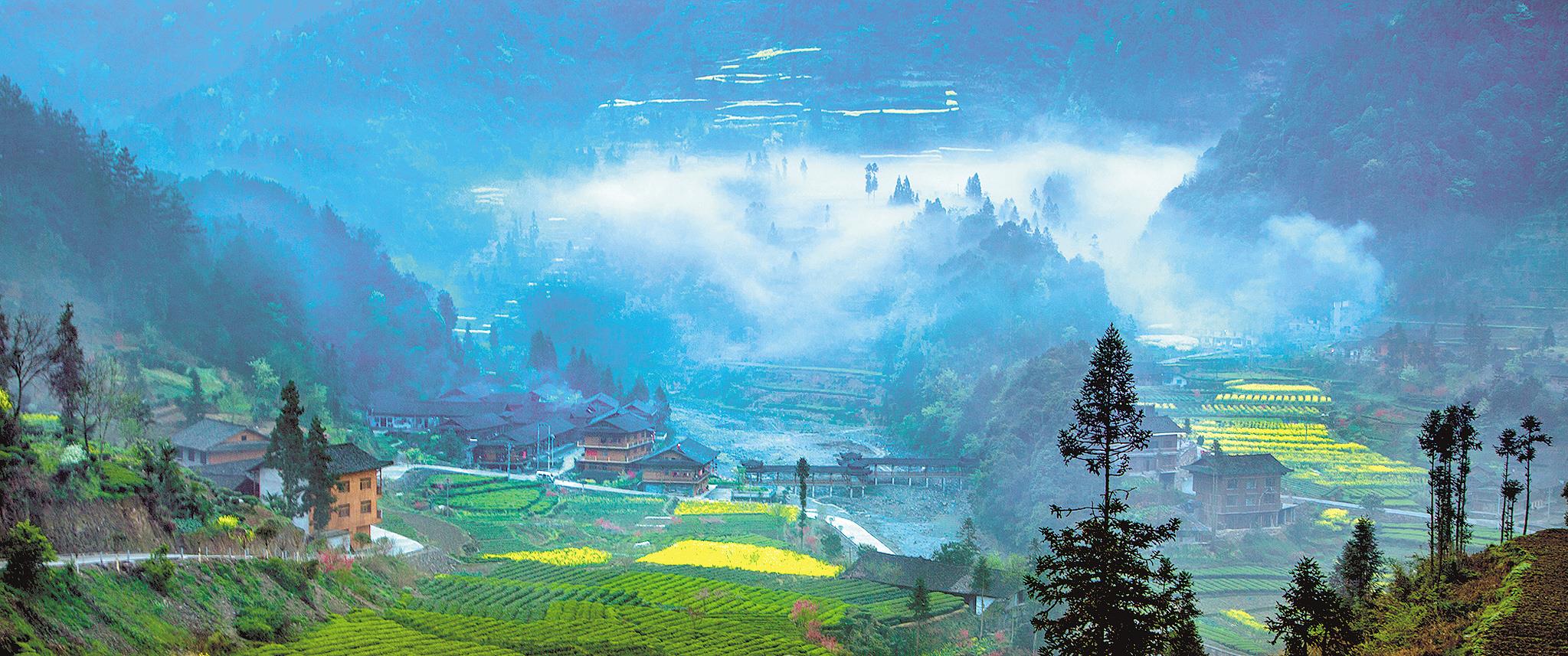 二官寨村云雾缭绕,风景秀丽.