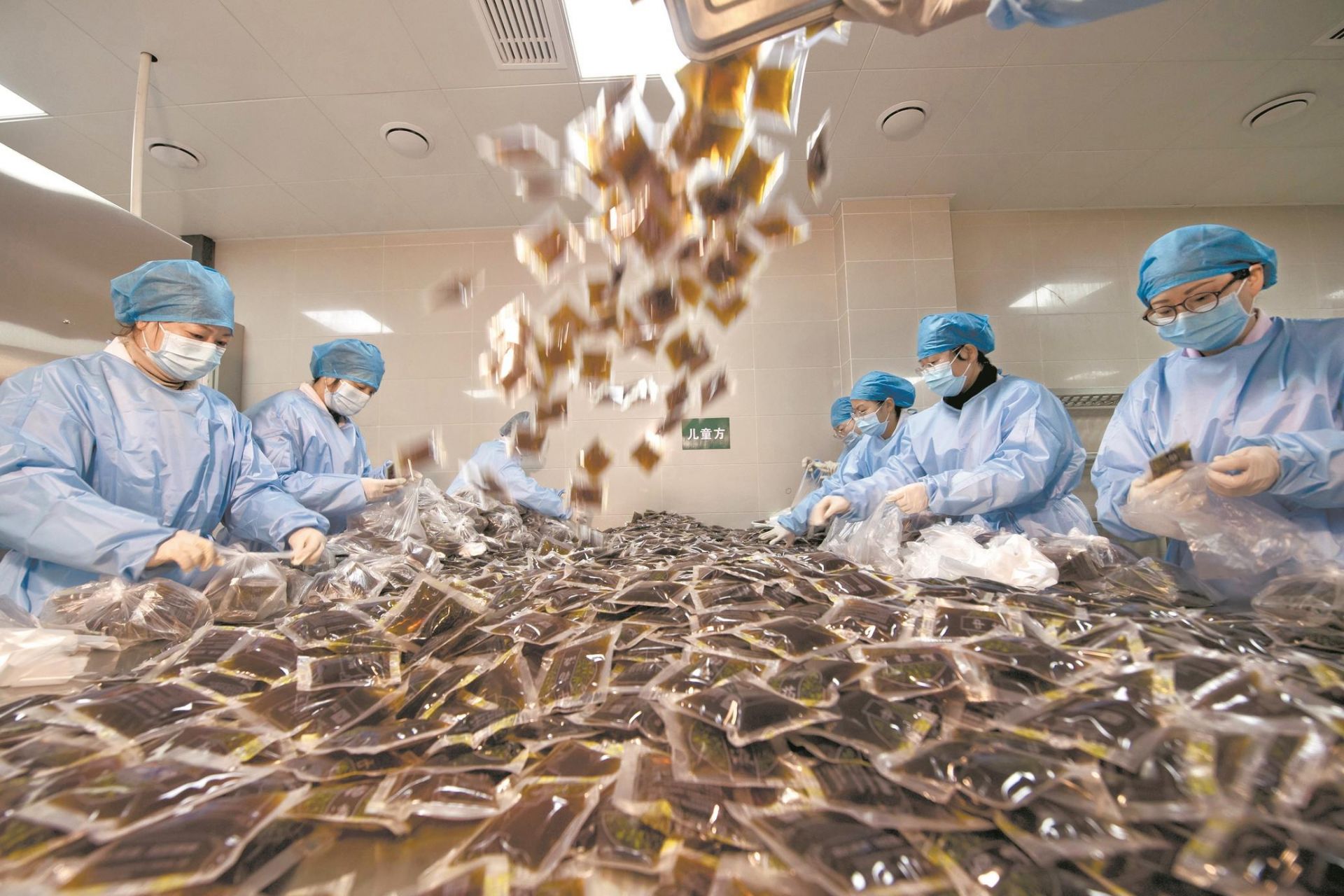 五峰县中医院抽调多个科室人员突击分拣包装中药工作人员四班倒,日夜