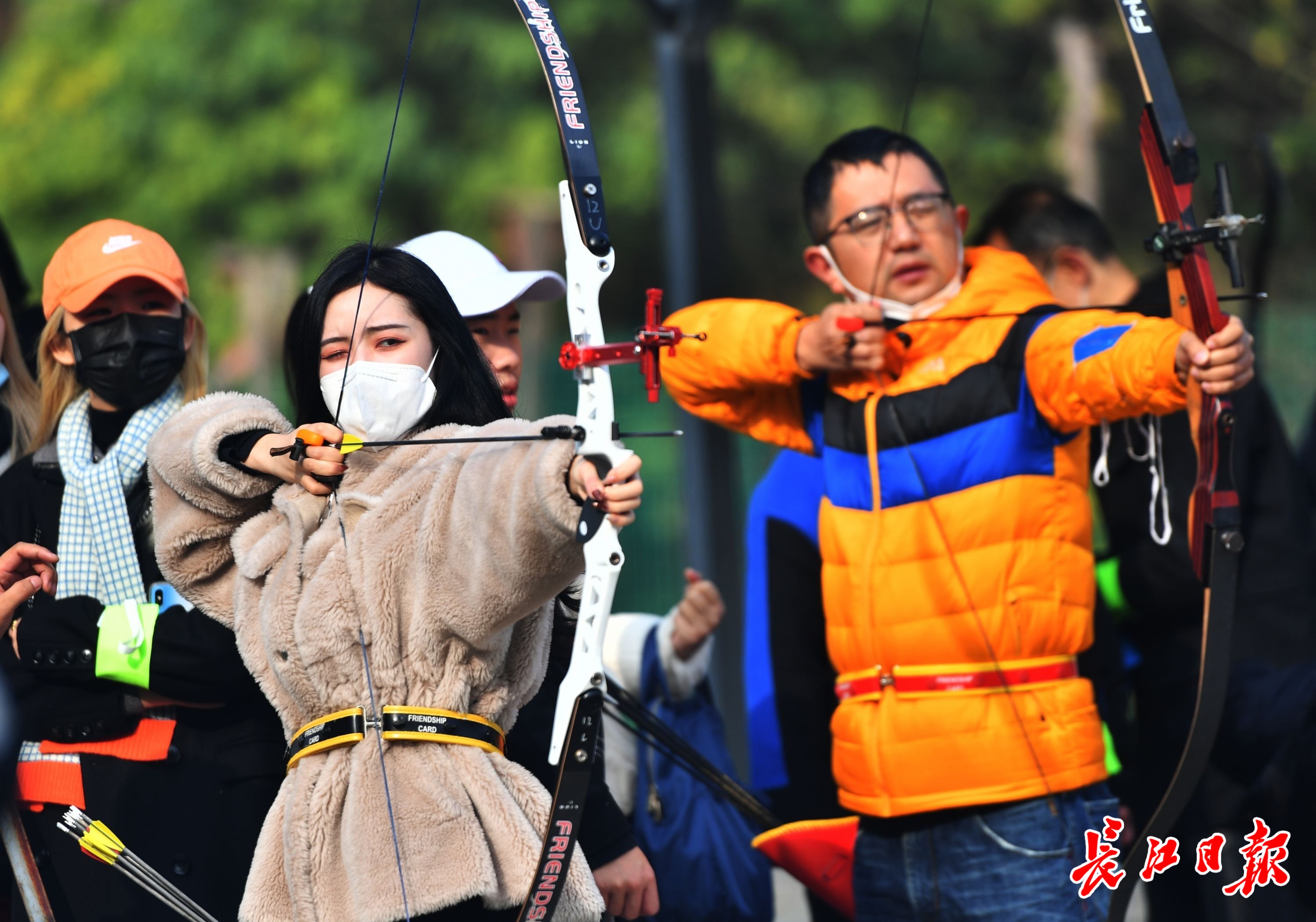 体验者正在练习射箭. 【纠错】编辑:admin