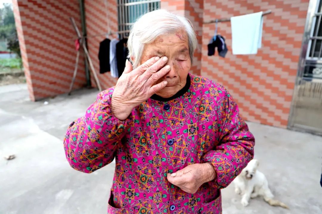 为舍身救人的陈杏妹老人点赞!