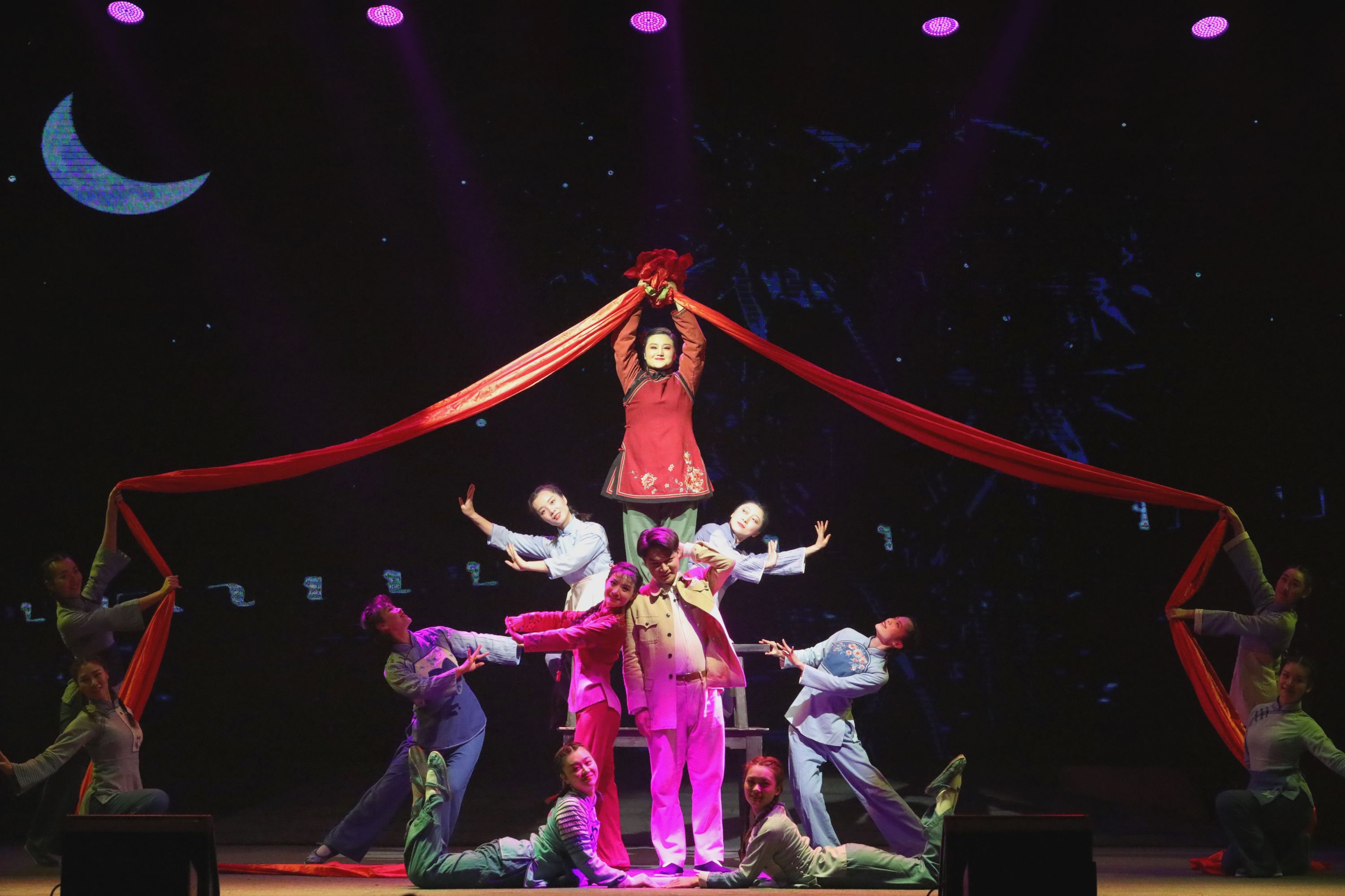 襄阳花鼓戏《远山丰碑》在汉首演,"蒙太奇"对话感动观众-荆楚网-湖北