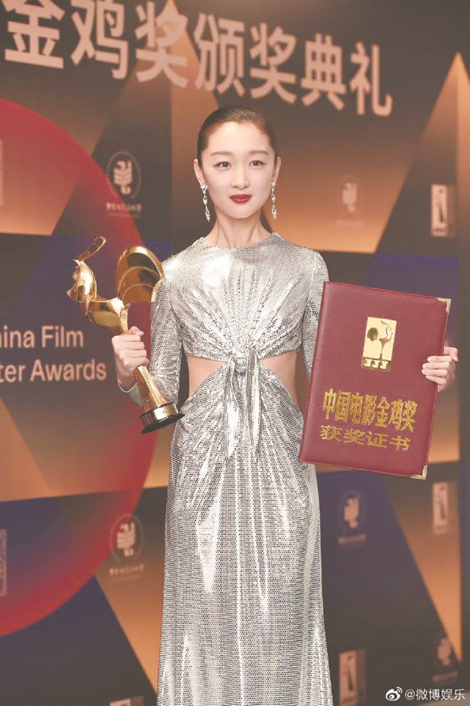 90后周冬雨一骑绝尘实现拿奖大满贯 85后流量小花们何时能追上