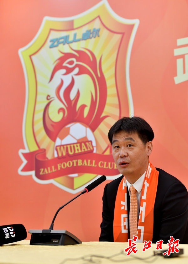 记者喻志勇 摄在就职宣言中,李霄鹏表示自己非常开心能够来到武汉卓尔