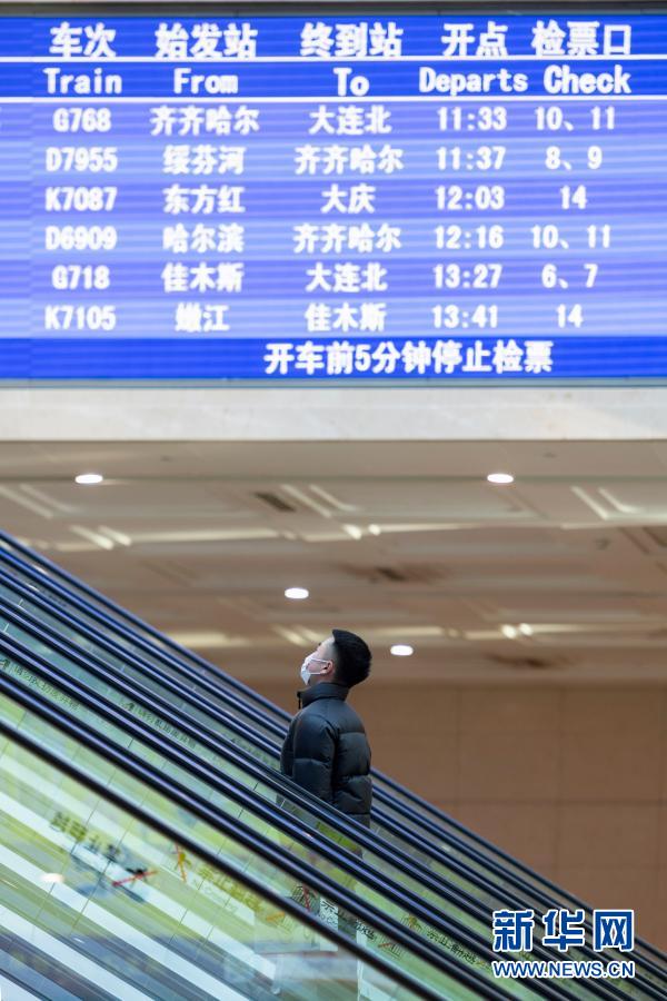 新华社记者 谢剑飞 摄1月28日,旅客在k7103次列车上留影.