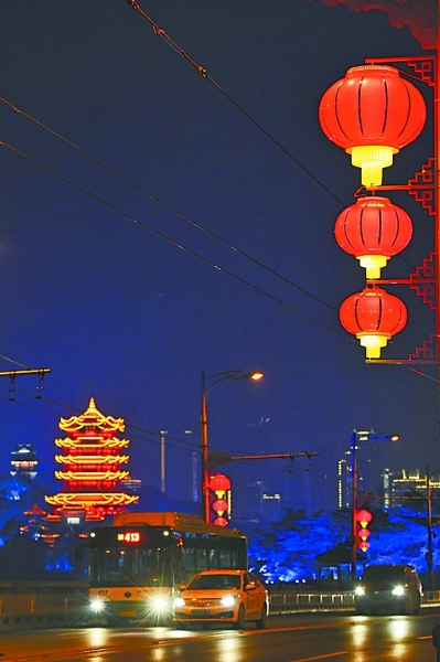 从腊八到元宵,武汉街头张灯结彩,三万组灯笼点亮江城