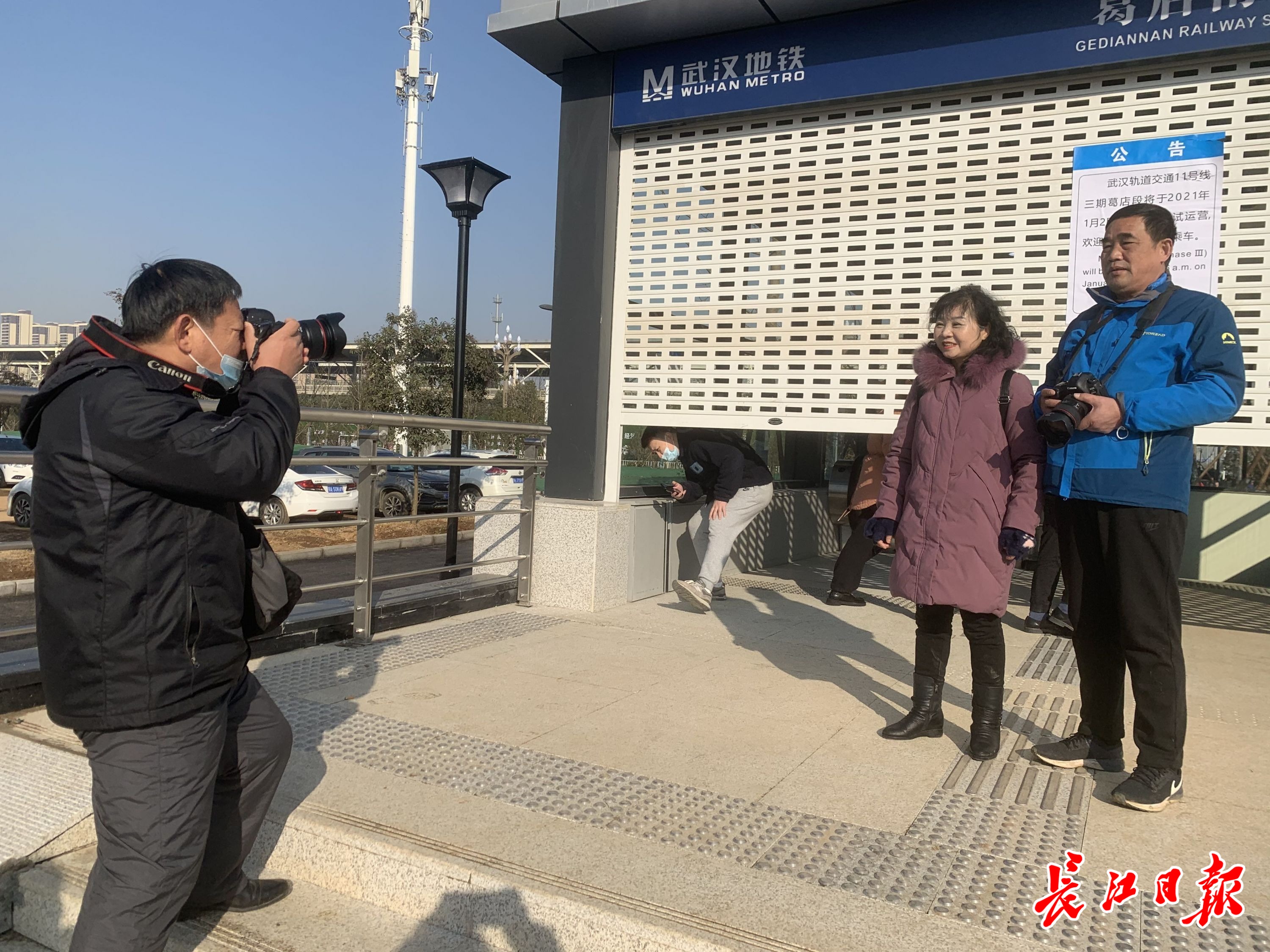鄂州市民胡佑民和朋友们早早就来到车站门口,准备体验乘坐.