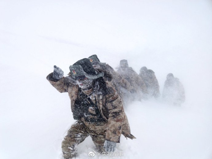 辛苦了!边防官兵踏着齐腰深的积雪巡逻