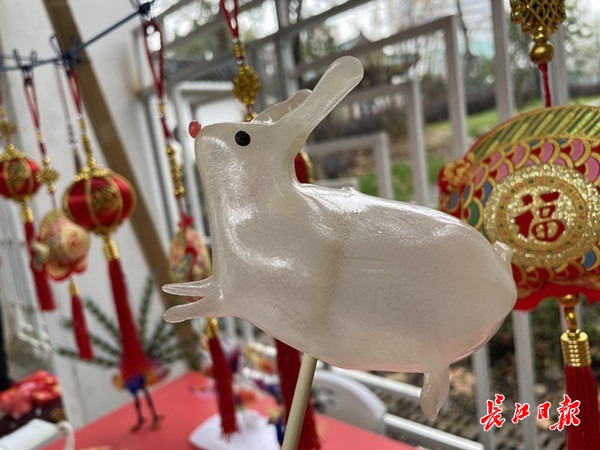 赠福字送对联,剪纸塑泥人,小朋友首次看糖人惊呆了,这就是年味!