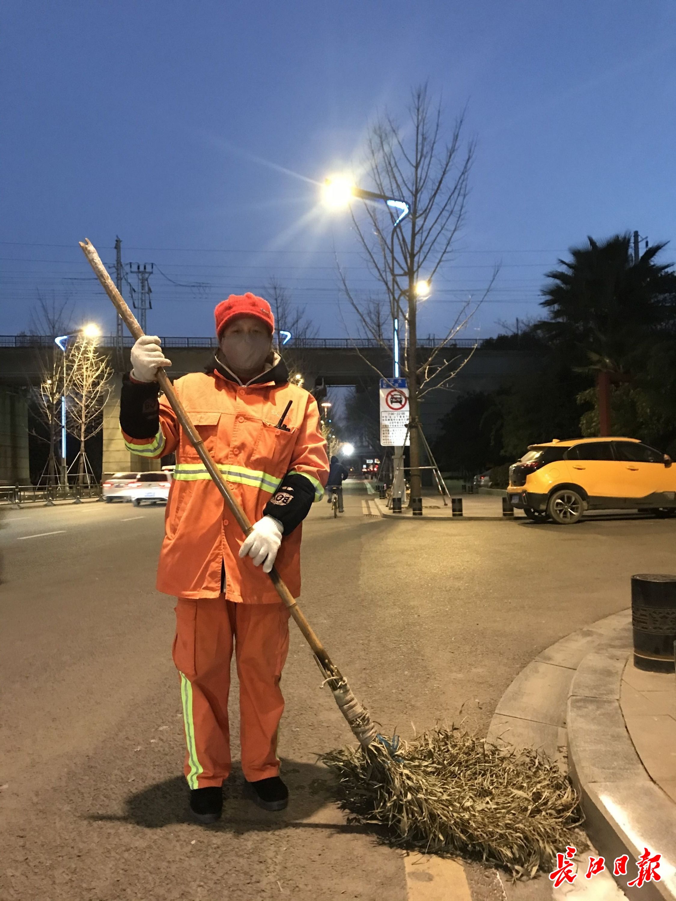 环卫工:5层衣服2双手套,天没亮就上路清扫