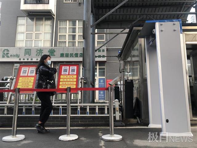 近期,为了减少小区卡口防疫岗在人流量大的时候出现人员漏测,等待测温