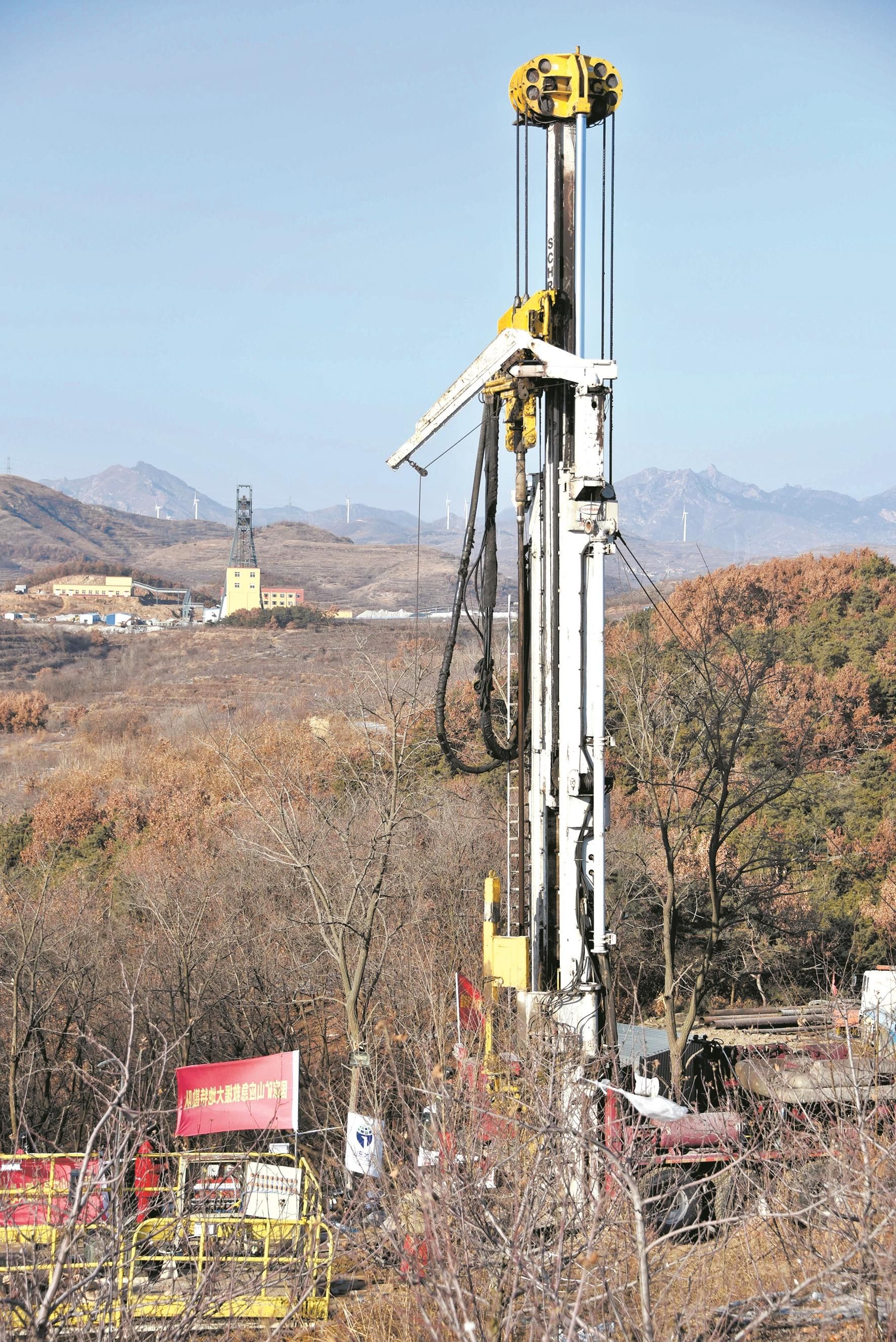 山东金矿事故救援打通钻孔 地下被困矿工首次与地面通话